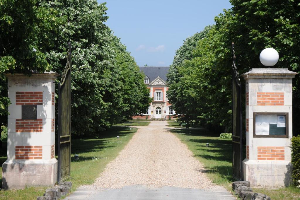 ホテル Logis Domaine De Valaudran サルブリ エクステリア 写真