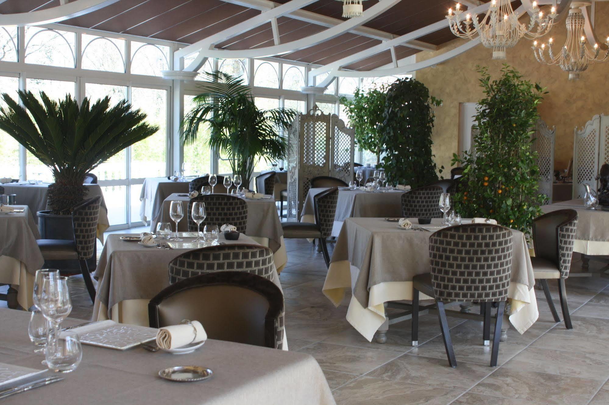 ホテル Logis Domaine De Valaudran サルブリ エクステリア 写真