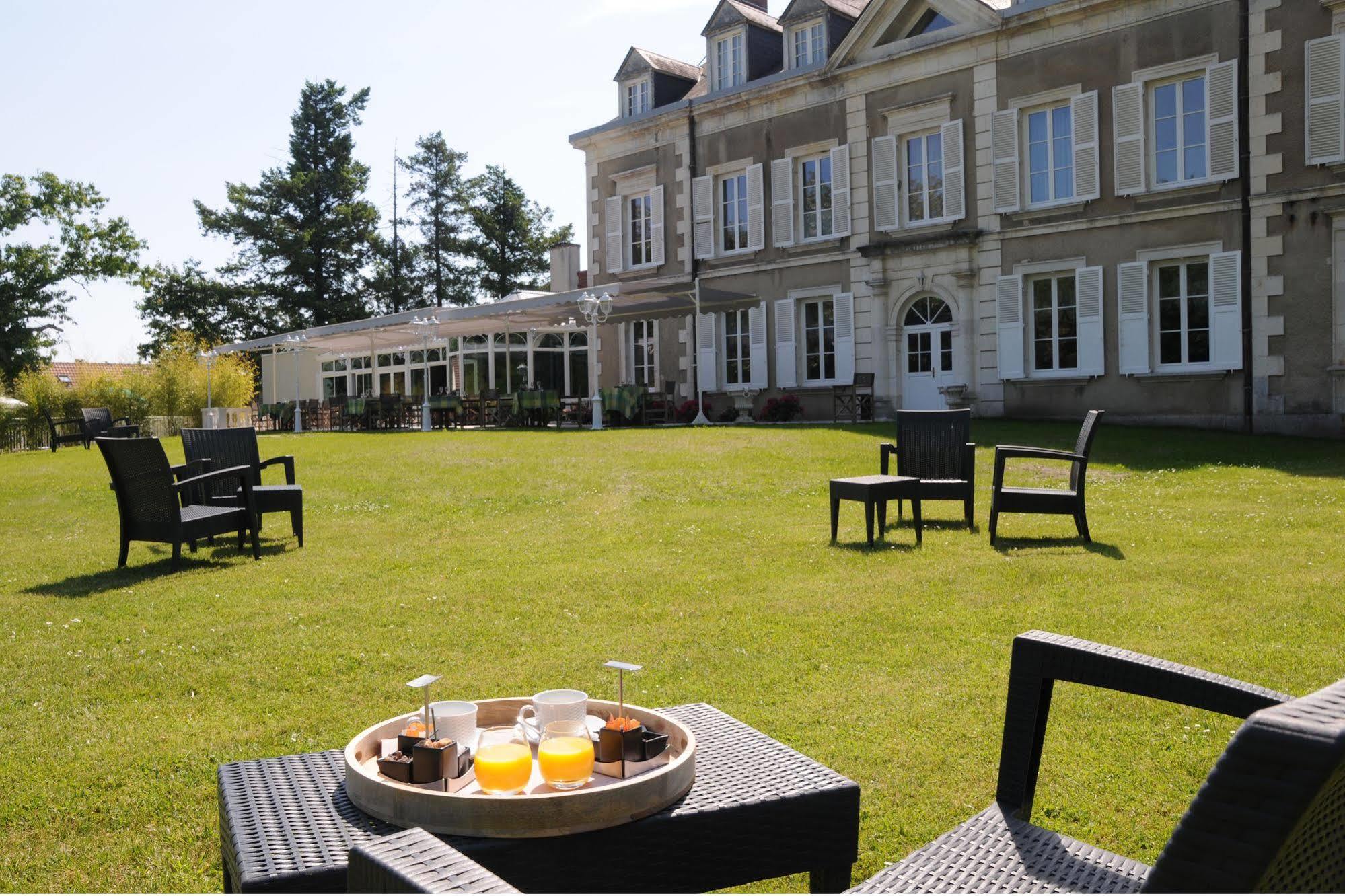 ホテル Logis Domaine De Valaudran サルブリ エクステリア 写真